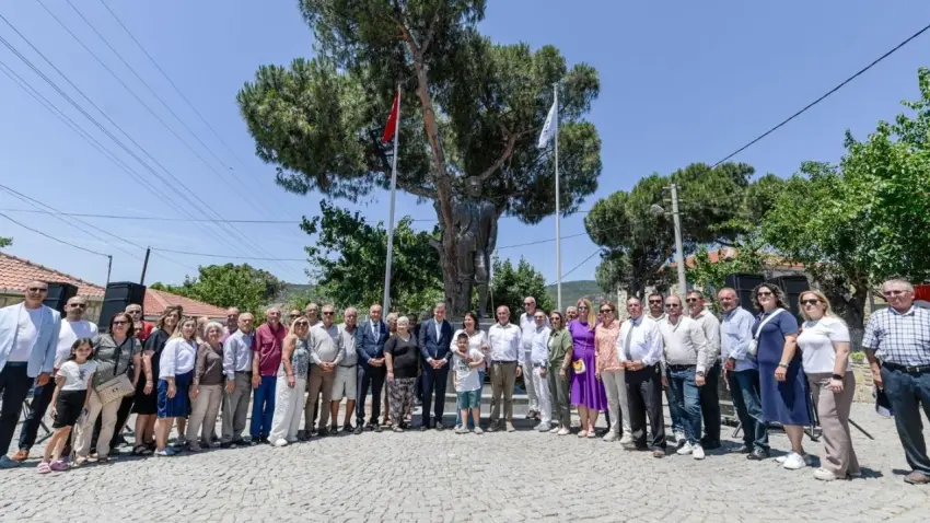 Foça Yeniköy’e Atatürk heykeli kazandırıldı haberinin görseli