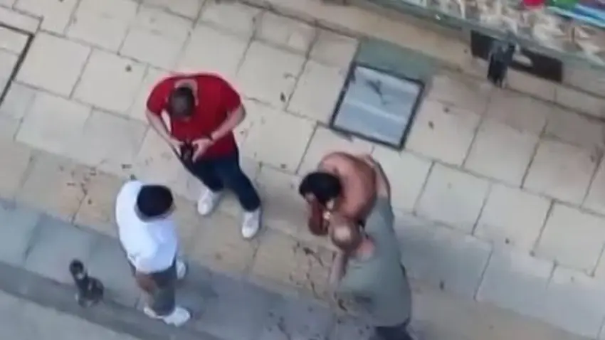 Husumetlisi sandığı 2 kişiyi bıçakladı, müdahale etmeye çalışanların saldırısına uğradı haberinin görseli