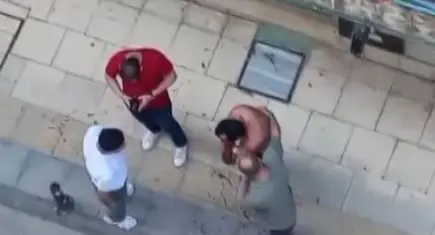 Husumetlisi sandığı 2 kişiyi bıçakladı, müdahale etmeye çalışanların saldırısına uğradı