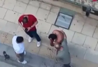 Husumetlisi sandığı 2 kişiyi bıçakladı, müdahale etmeye çalışanların saldırısına uğradı