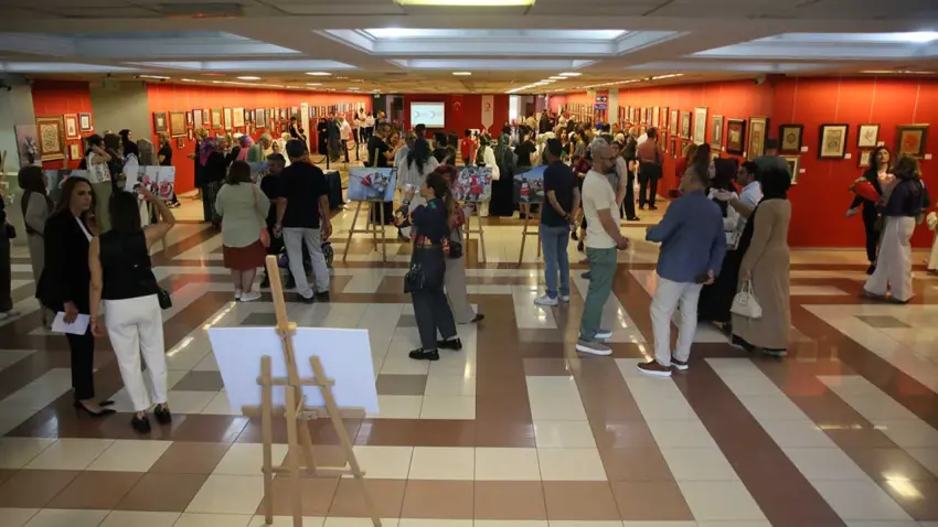  İzmirli sanatçılardan Filistin için anlamlı dayanışma: "Hilalin Işığında" sergisi açıldı haberinin görseli