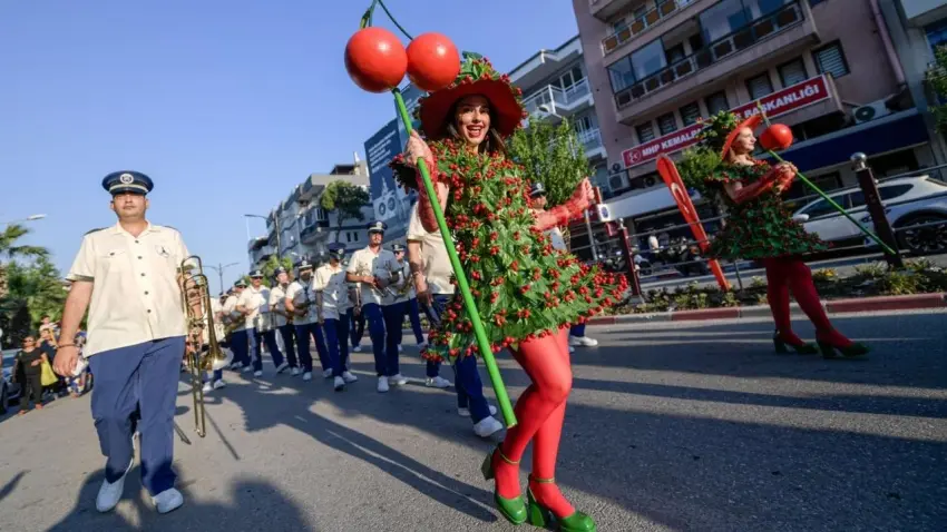Kirazın kenti Kemalpaşa’da festival coşkusu yaşandı haberinin görseli