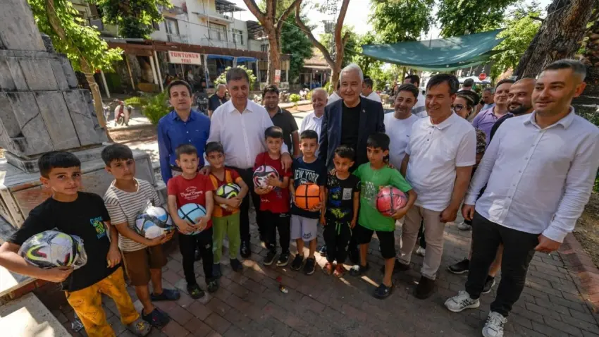 Başkan Cemil Tugay ve çocuklar