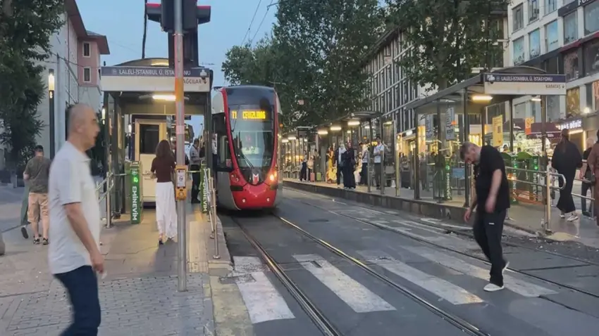 Tramvay durağında kahreden ölüm: 6 yaşındaki çocuk altında kaldı! haberinin görseli