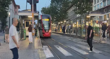 Tramvay durağında kahreden ölüm: 6 yaşındaki çocuk altında kaldı!