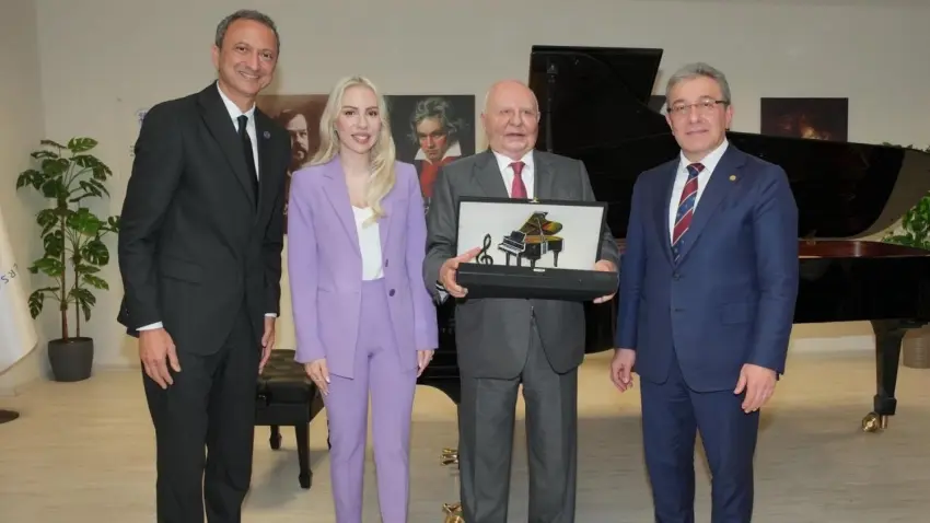 DEÜ Devlet Konservatuvarına Steinway & Sons piyano kazandırıldı haberinin görseli