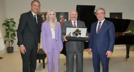 DEÜ Devlet Konservatuvarına Steinway & Sons piyano kazandırıldı