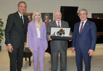 DEÜ Devlet Konservatuvarına Steinway & Sons piyano kazandırıldı