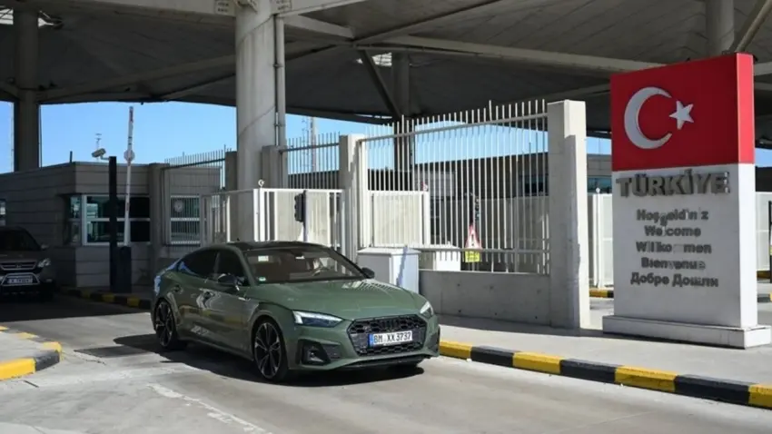 Emekli gurbetçiler yaz tatili için Türkiye’ye giriş yapmaya başladı haberinin görseli