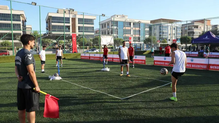 Menderes Belediyesi'nden ayak tenisi turnuvası haberinin görseli