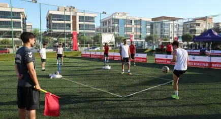 Menderes Belediyesi'nden ayak tenisi turnuvası