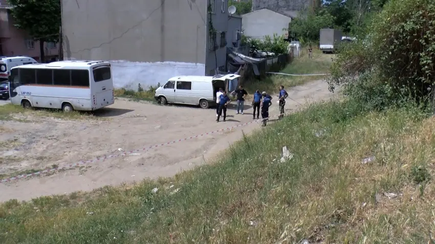 Sokakta oyun oynayan çocuklar park halindeki araçta ceset bulundu haberinin görseli