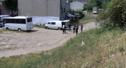 Sokakta oyun oynayan çocuklar park halindeki araçta ceset bulundu