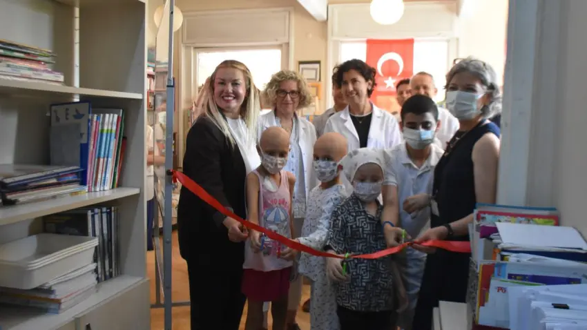 Hastane odalarında renkli umut: Minik kahramanların resimleri sergilendi haberinin görseli
