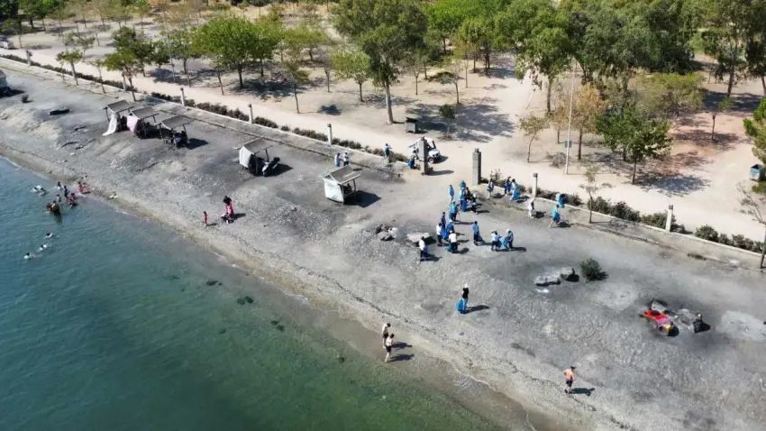 İzmir’de parklar gönüllü dayanışmasıyla temizleniyor haberinin görseli