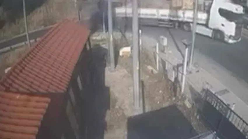 İzmir haber: Otomobil tırın altına girdi haberinin görseli