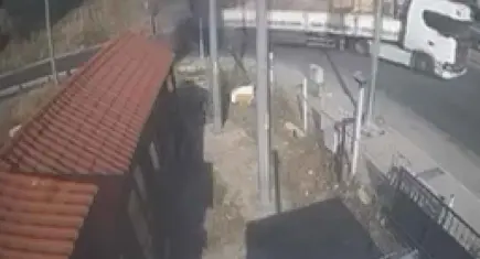 İzmir haber: Otomobil tırın altına girdi