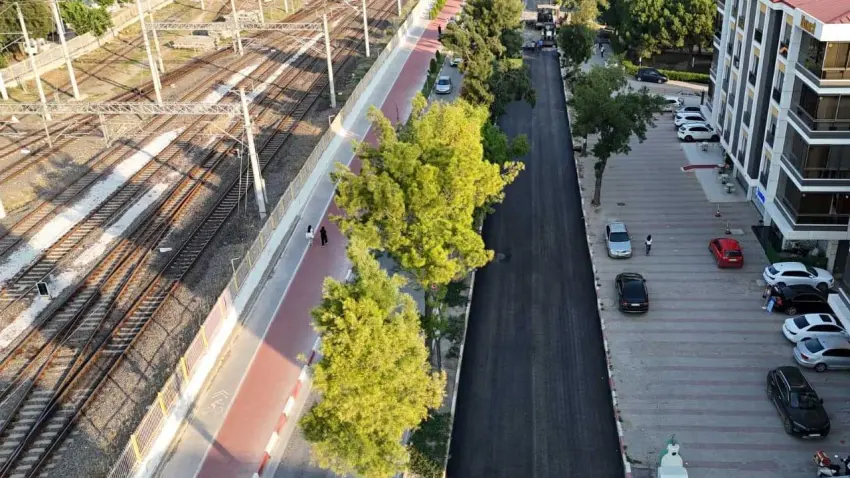 Başkan Tugay asfalt çalışmalarını sahada takip etti haberinin görseli