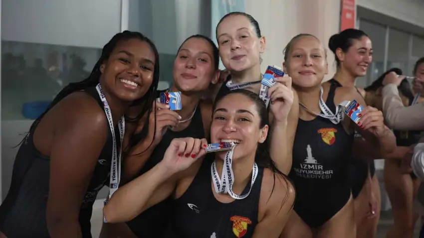 Göztepe su topunda kupaları çiftledi haberinin görseli