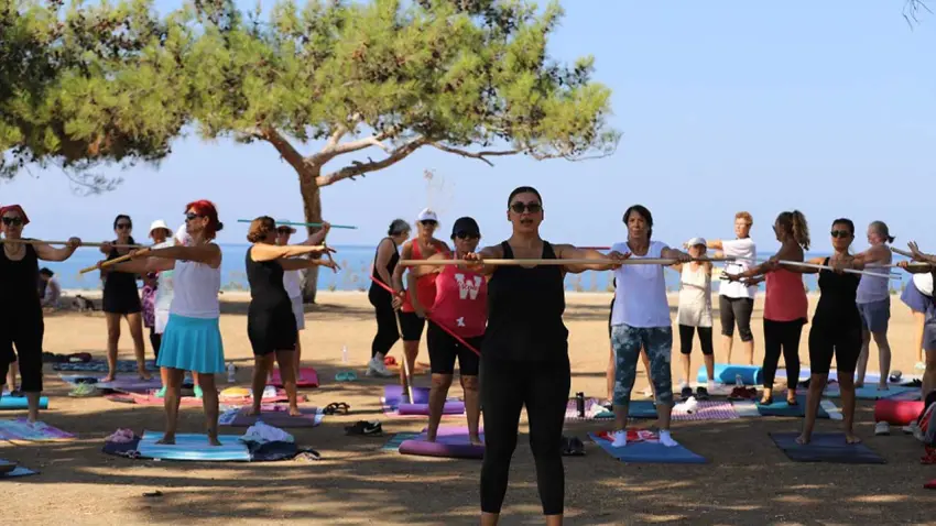 Menderes’te deniz manzarasına karşı pilates keyfi haberinin görseli