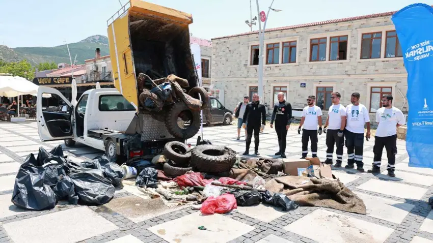 Yeni Foça’da deniz temizliğinde dikkat çeken manzara haberinin görseli