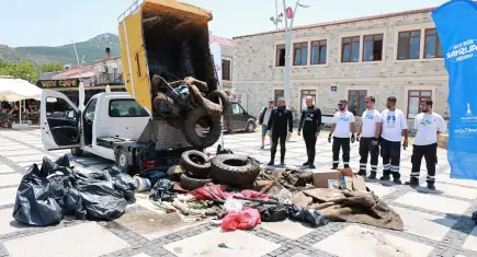 Yeni Foça’da deniz temizliğinde dikkat çeken manzara