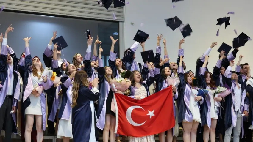 DEÜ Eğitim Fakültesi’nde bin 100 mezun diplomalarını aldı haberinin görseli
