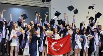 DEÜ Eğitim Fakültesi’nde bin 100 mezun diplomalarını aldı