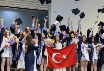 DEÜ Eğitim Fakültesi’nde bin 100 mezun diplomalarını aldı