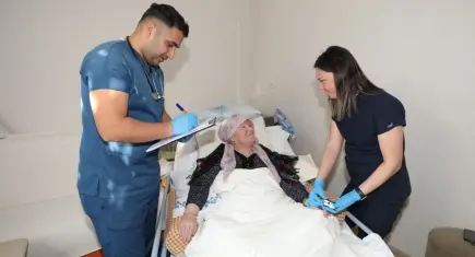 Menderes’te evde bakım hizmeti binlerce vatandaşa ulaştı