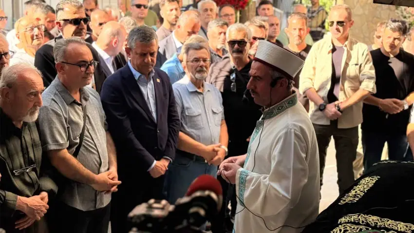 Özgür Özel, İzmir’de cenaze törenine katıldı haberinin görseli