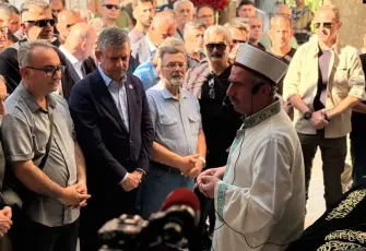 Özgür Özel, İzmir’de cenaze törenine katıldı