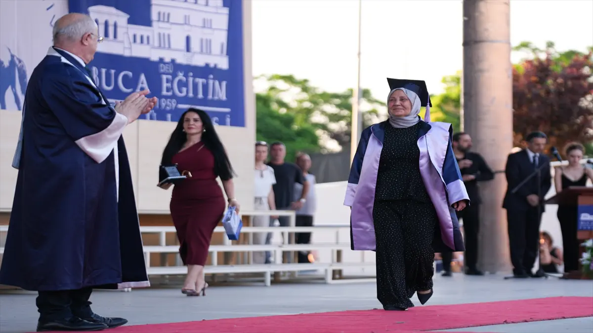 Üniversiteden 38 yıl sonra birincilikle mezun oldu görseli