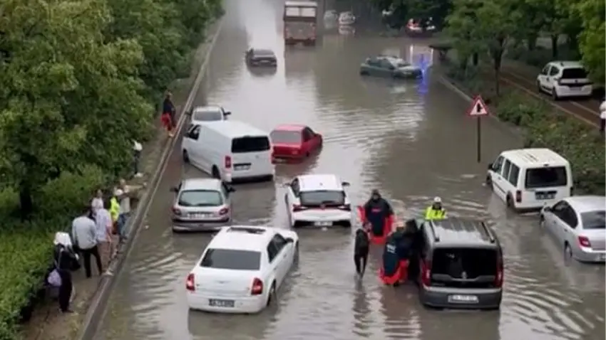 Ankara ve Afyonkarahisar'da sağanak hayatı felç etti: Yollar beyaza büründü, sel araçları sürükledi! haberinin görseli