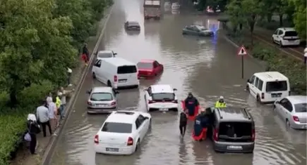 Ankara ve Afyonkarahisar'da dolu ve sağanak hayatı felç etti: Yolları beyaza büründü, sel araçları sürükledi!