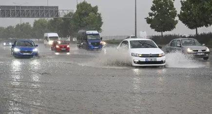 Başkentte sağanak etkili oldu: Cadde ve iş yerlerini su bastı