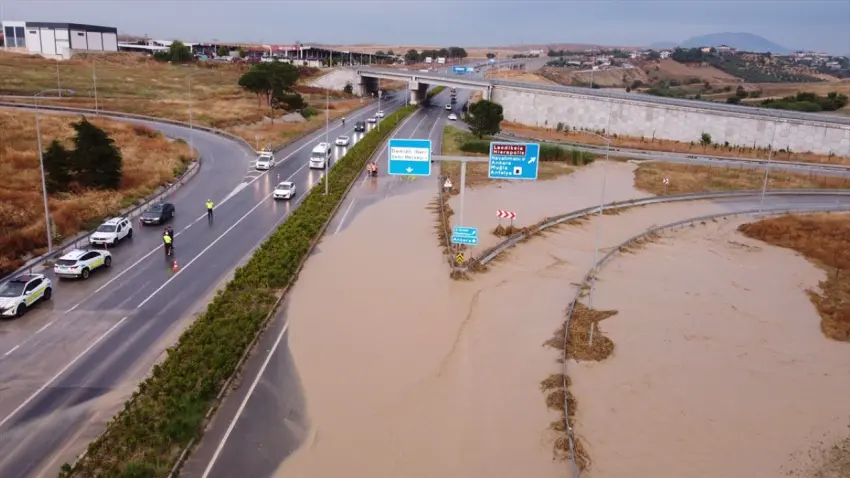 Denizli ve Manisa’da sağanak: Yollar kapandı, araçlar mahsur kaldı haberinin görseli