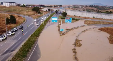 Denizli ve Manisa’da sağanak: Yollar kapandı, araçlar mahsur kaldı