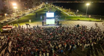 İzmir'de dünya kupası heyecanı dev ekranlarda yaşanacak
