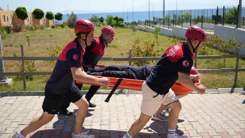 İzmir İtfaiyesi’nden arama kurtarma kampı haberinin görseli