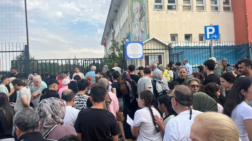 LGS heyecanı İzmir’de okul bahçelerine taştı haberinin görseli