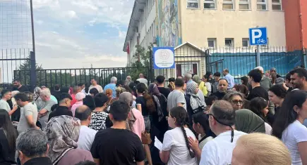 LGS heyecanı İzmir’de okul bahçelerine taştı