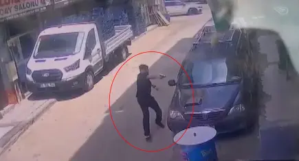 Sokak ortasında silahlı saldırıya uğrayan 2 kişi yaralandı