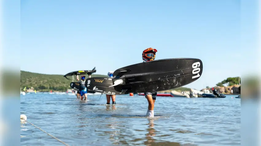Türk sporcular Motosurf Şampiyonası’nda zirveye koşuyor haberinin görseli