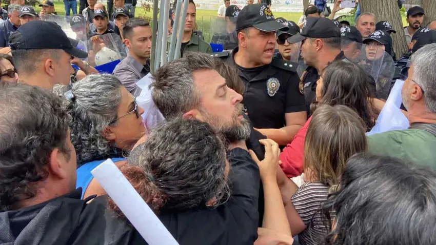 Ankara'da öğretmen eylemine polis müdahalesi: 41 kişi gözaltına alındı haberinin görseli