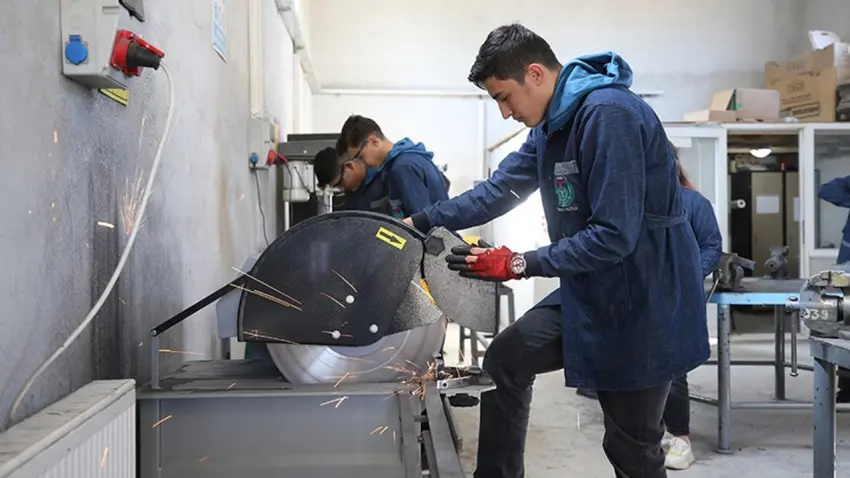Her gün daha fazla çocuk çalışıyor: Eğitim Sen’den uyarı haberinin görseli