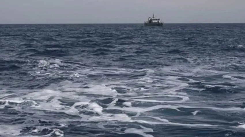 İzmir’de denizde can pazarı: Su alan teknedeki 6 kişi kurtarıldı! haberinin görseli
