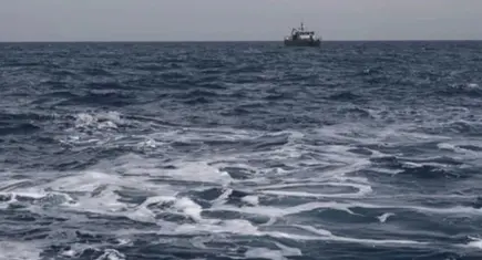 İzmir’de denizde can pazarı: Su alan teknedeki 6 kişi kurtarıldı!