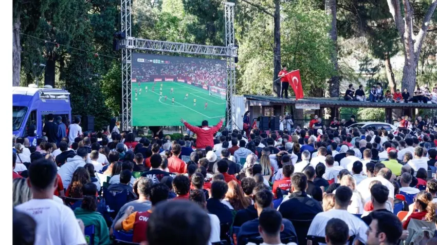 İzmir, Dünya Kupası heyecanında tek yürek oldu haberinin görseli