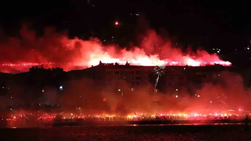 İzmir meşalelerle aydınlandı: Göztepe 101 yaşında! haberinin görseli